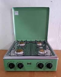 Estufa de mesa de la marca IML con cuatro quemadores y tapa abatible. 