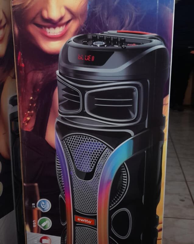Torre de sonido Ewtto modelo ET-P5589MB con luces LED