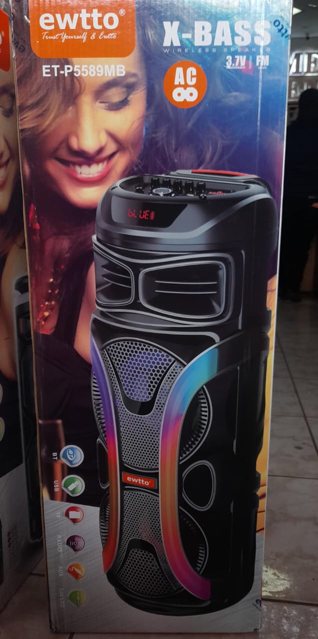Torre de sonido Ewtto modelo ET-P5589MB con luces LED