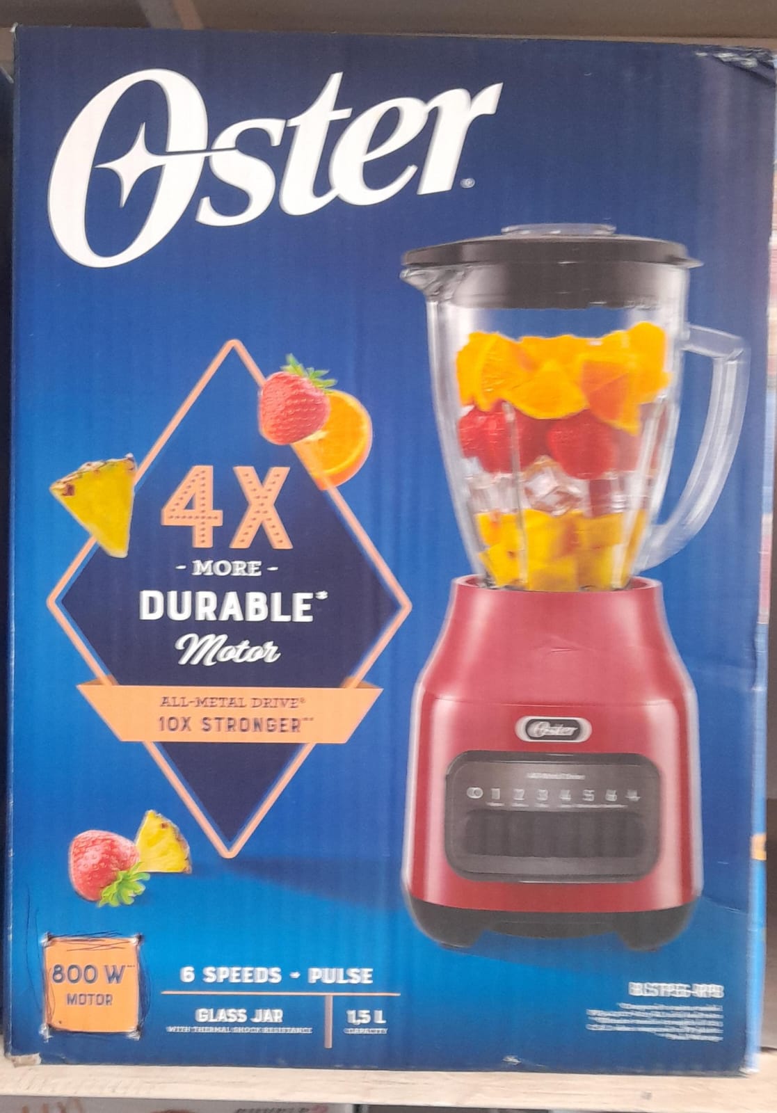 Licuadora Oster de 6 velocidades con vaso de vidrio resistente a choques térmicos y motor de 800 W.